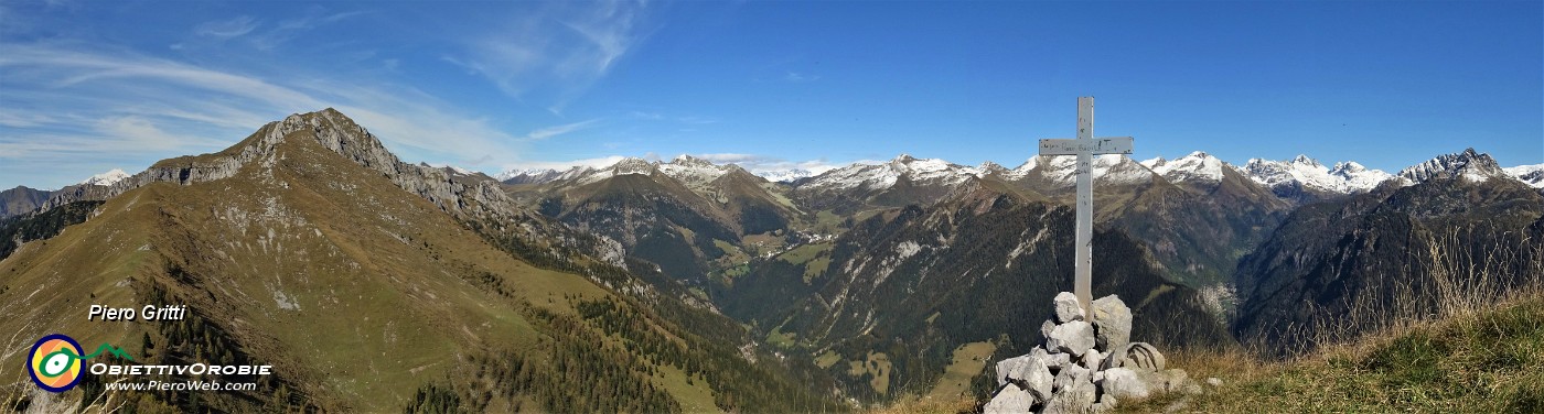 65 Spettacolare vista panoramica dalla vetta del Pizzo Badile (2044 m) verso le alte cime orobiche brembane.jpg